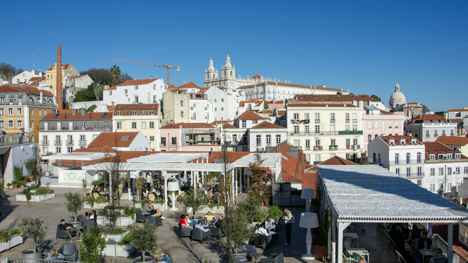 Toits et terrasses de l'Alfama à Lisbonne