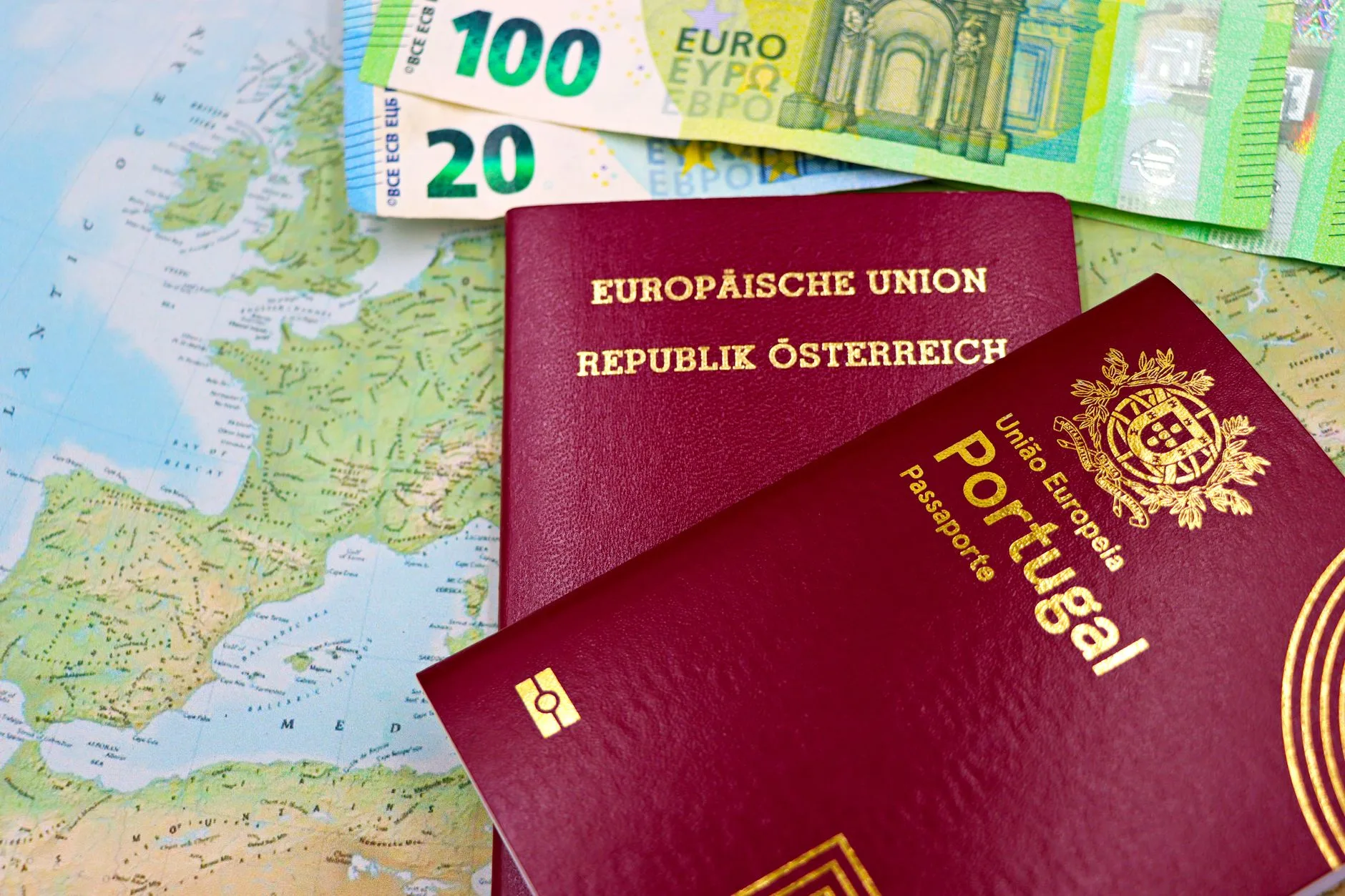 Passeports européens posés sur une carte de l'Europe avec des billets en euros