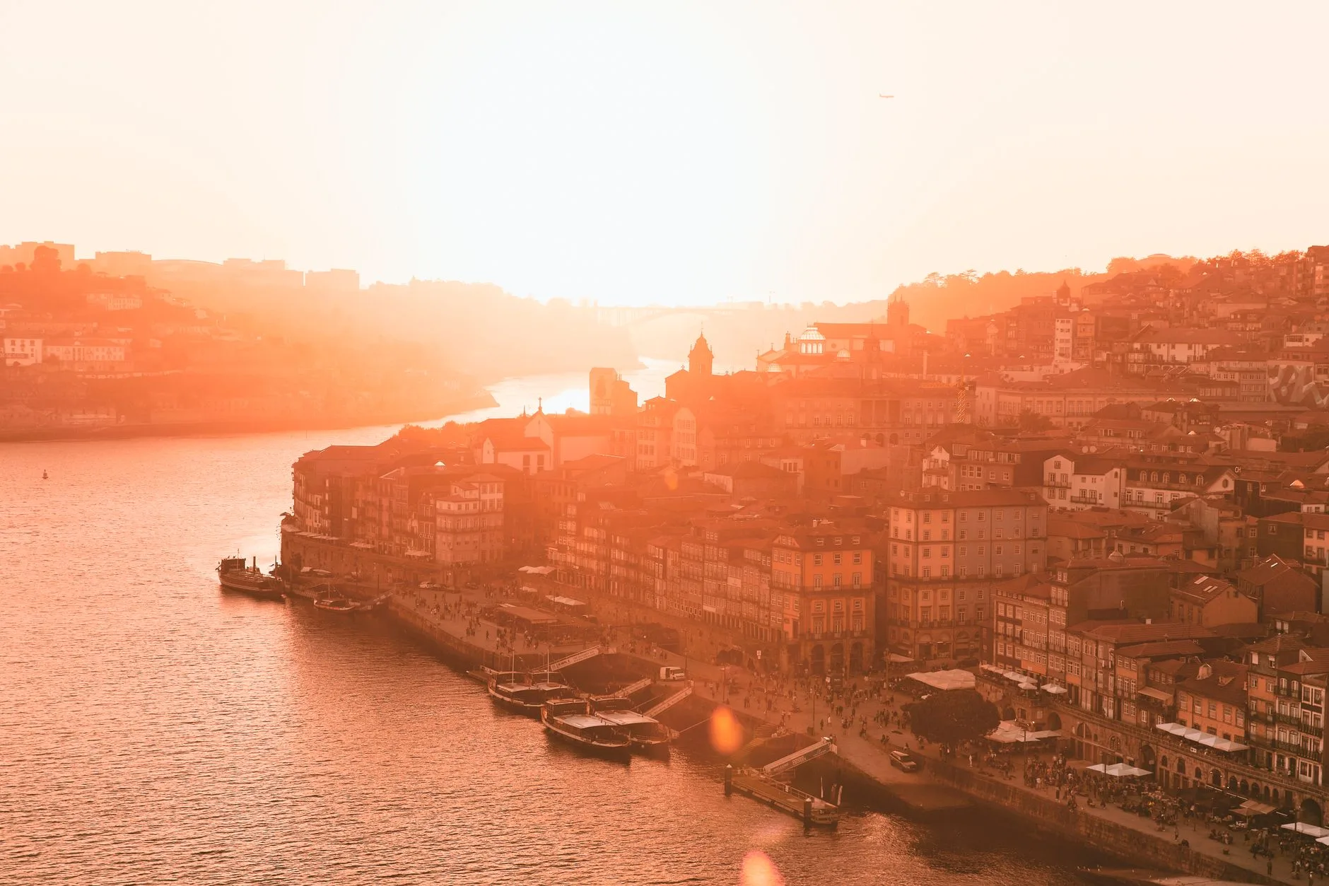 Vue de Porto au crépuscule, toits et rives du Douro en lumière dorée