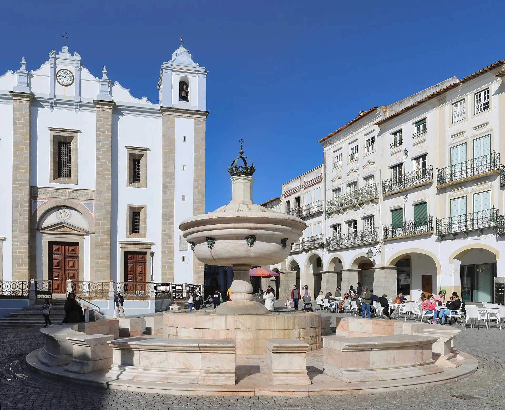 Autour de la place du Giraldo et des rues commerçantes