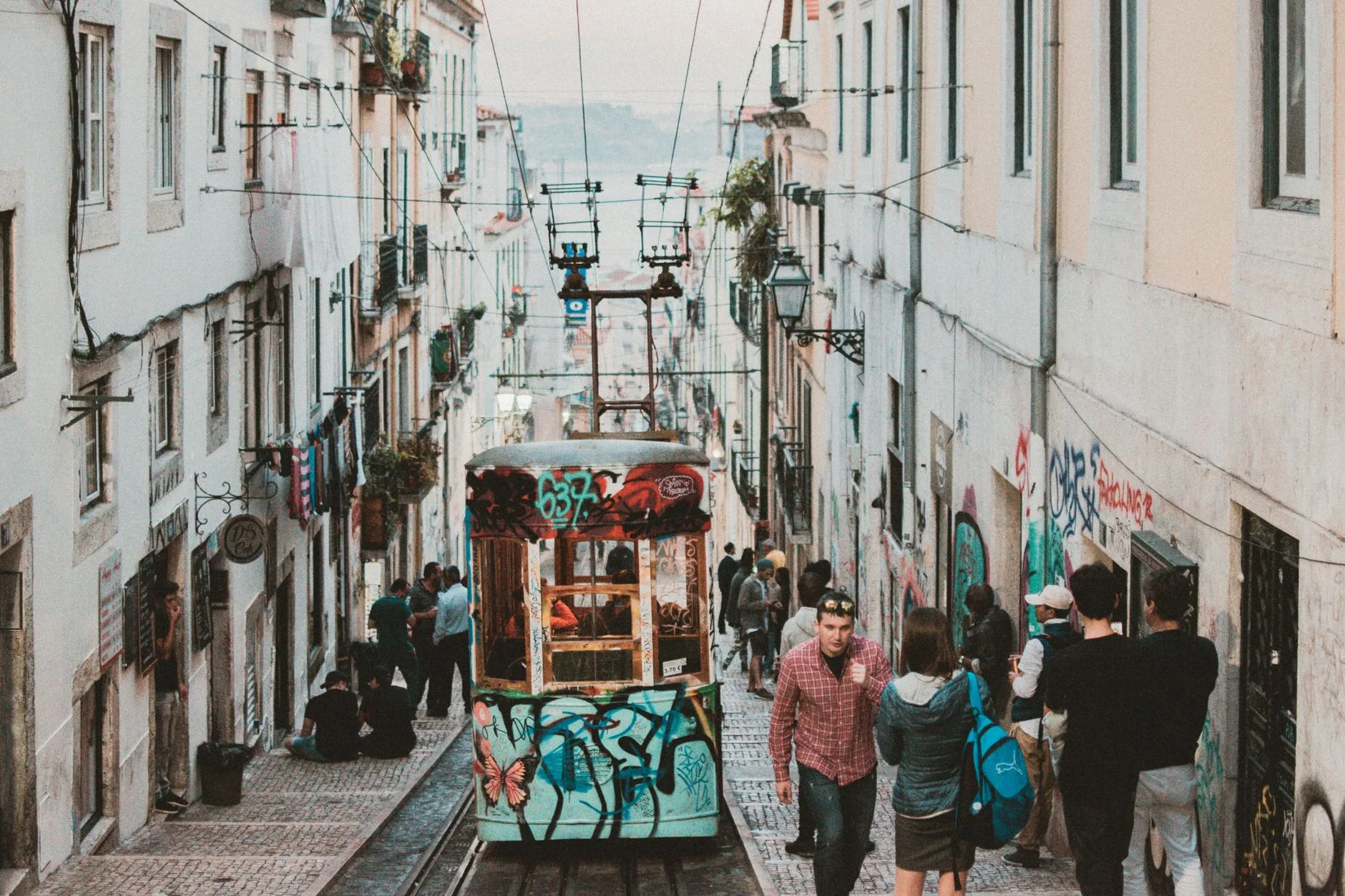 Le Chiado et le Bairro Alto : élégance en journée, fête la nuit