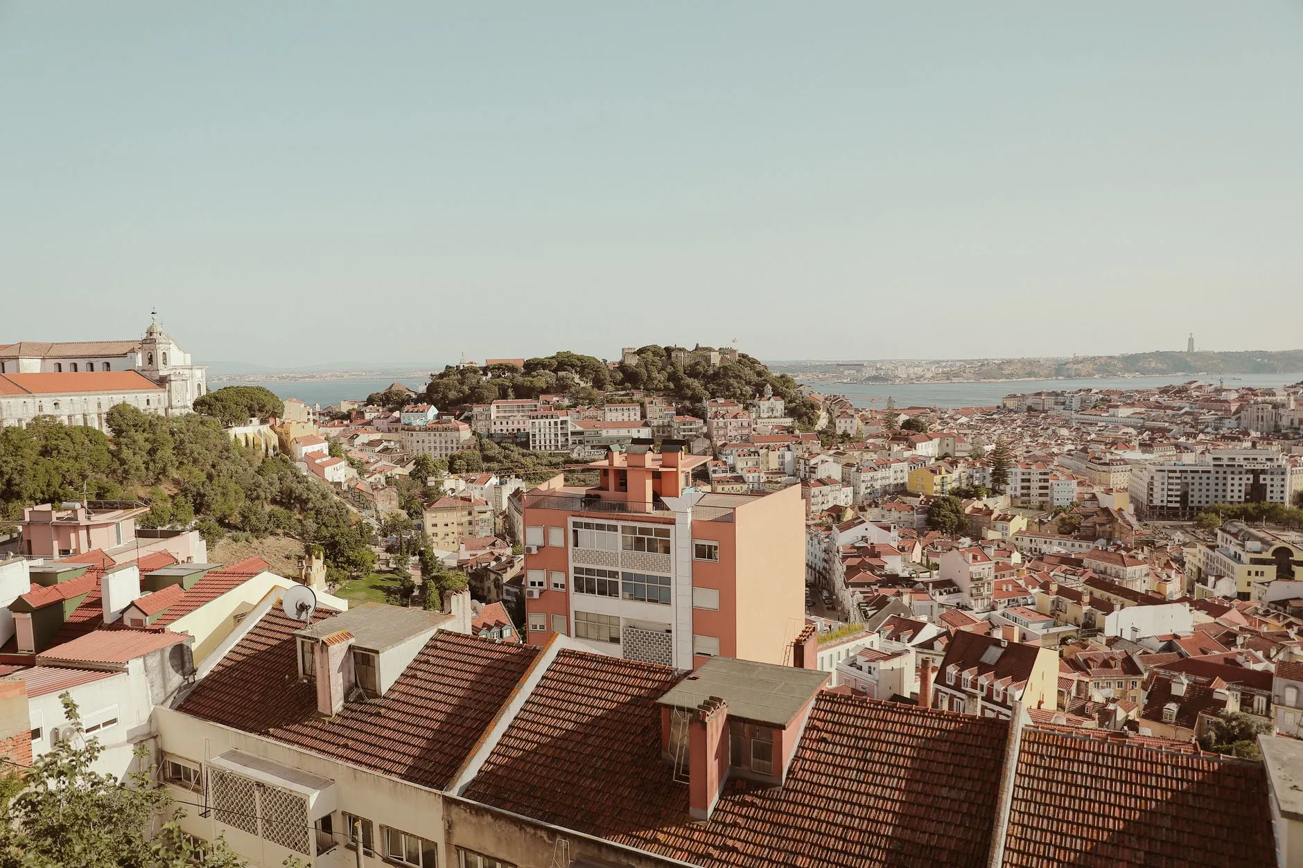 Toits et façades colorées d'un quartier historique de Lisbonne