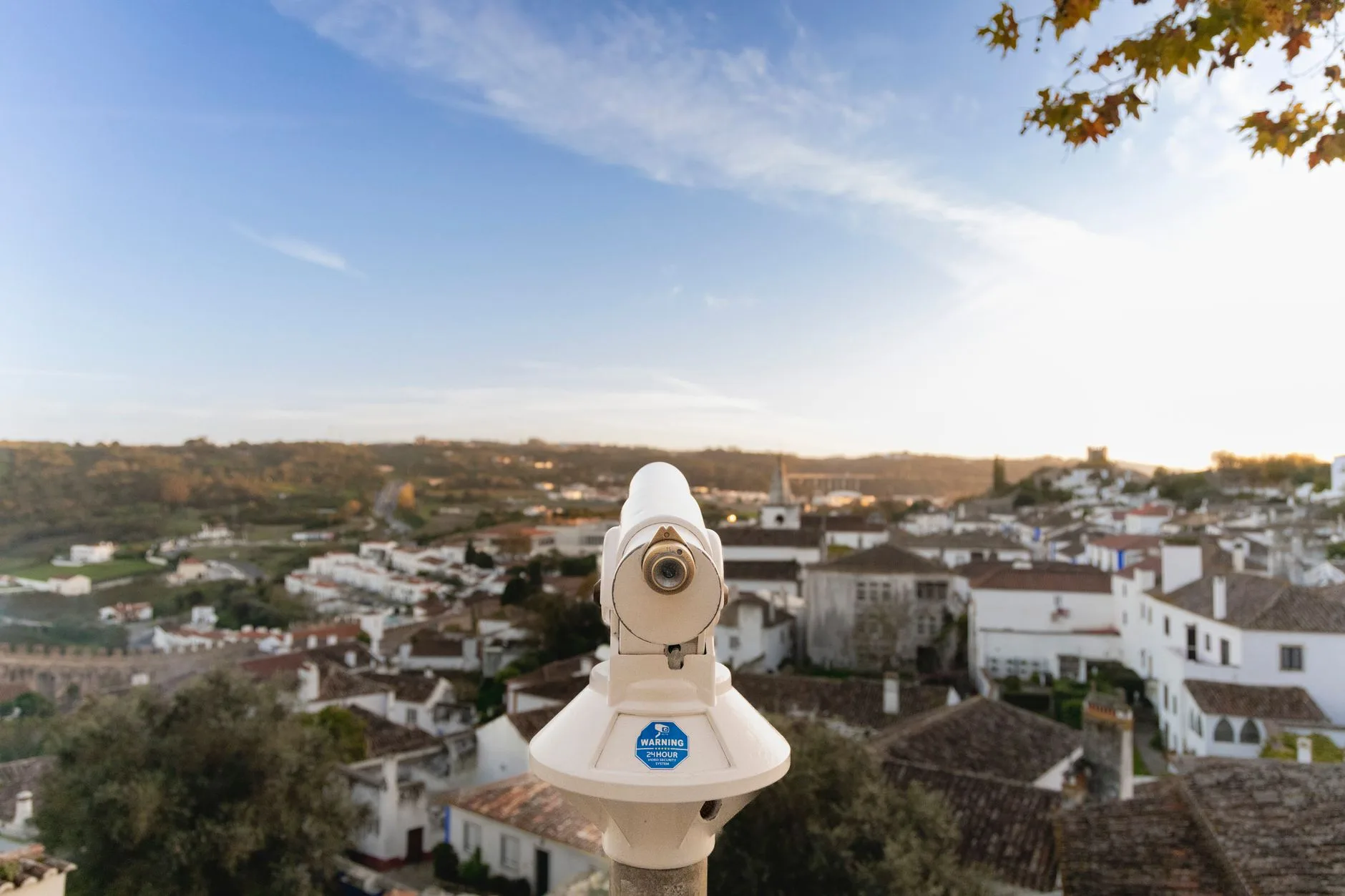 Toits de maisons blanches et remparts d'Óbidos vus depuis une tour