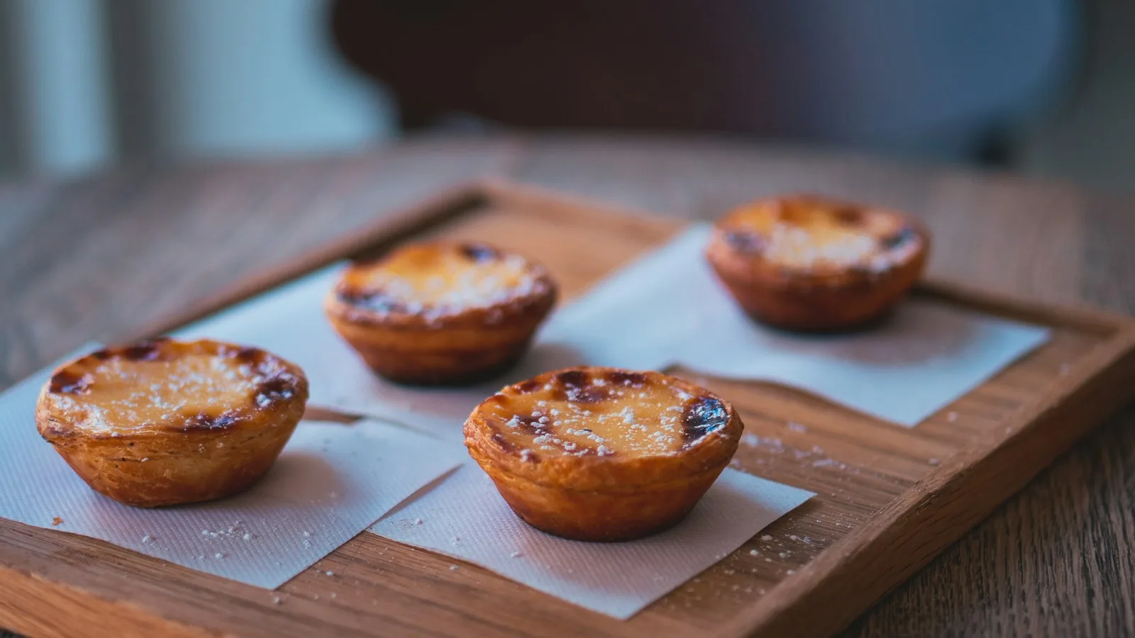 Table de spécialités portugaises avec pâtisseries et plats traditionnels