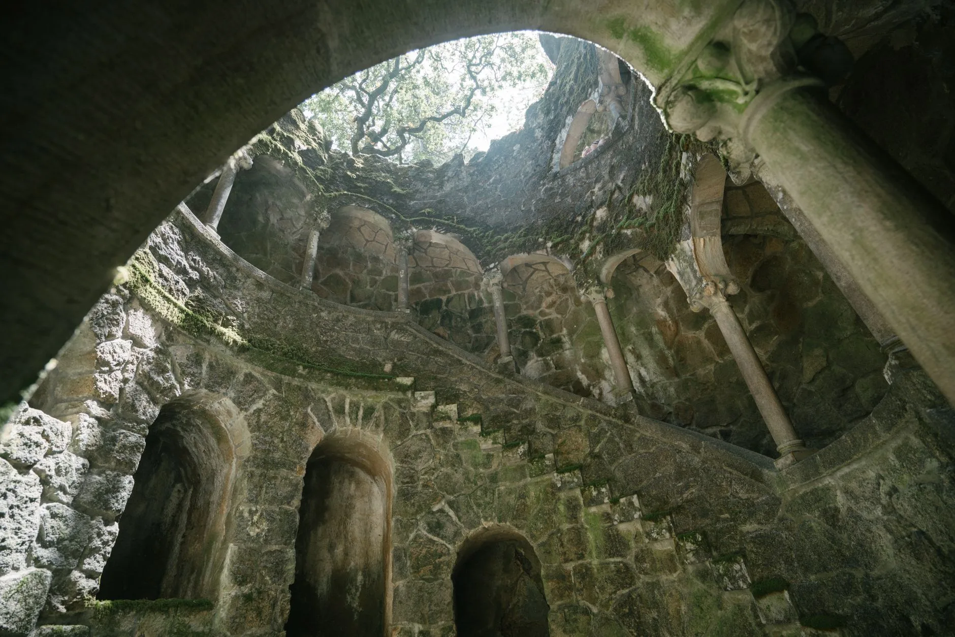 La Quinta da Regaleira : puits initiatique et jardins