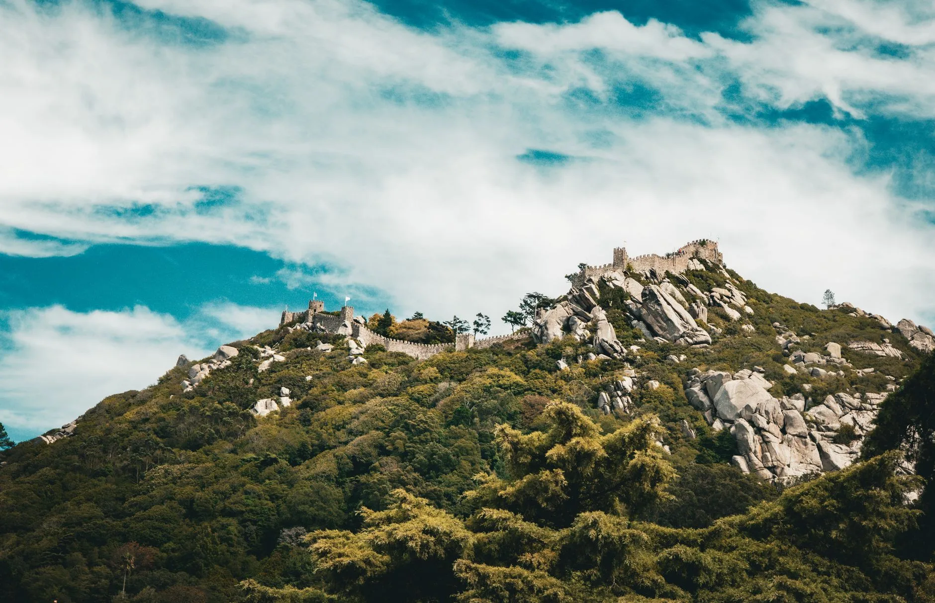 Le château des Maures : remparts et forêt