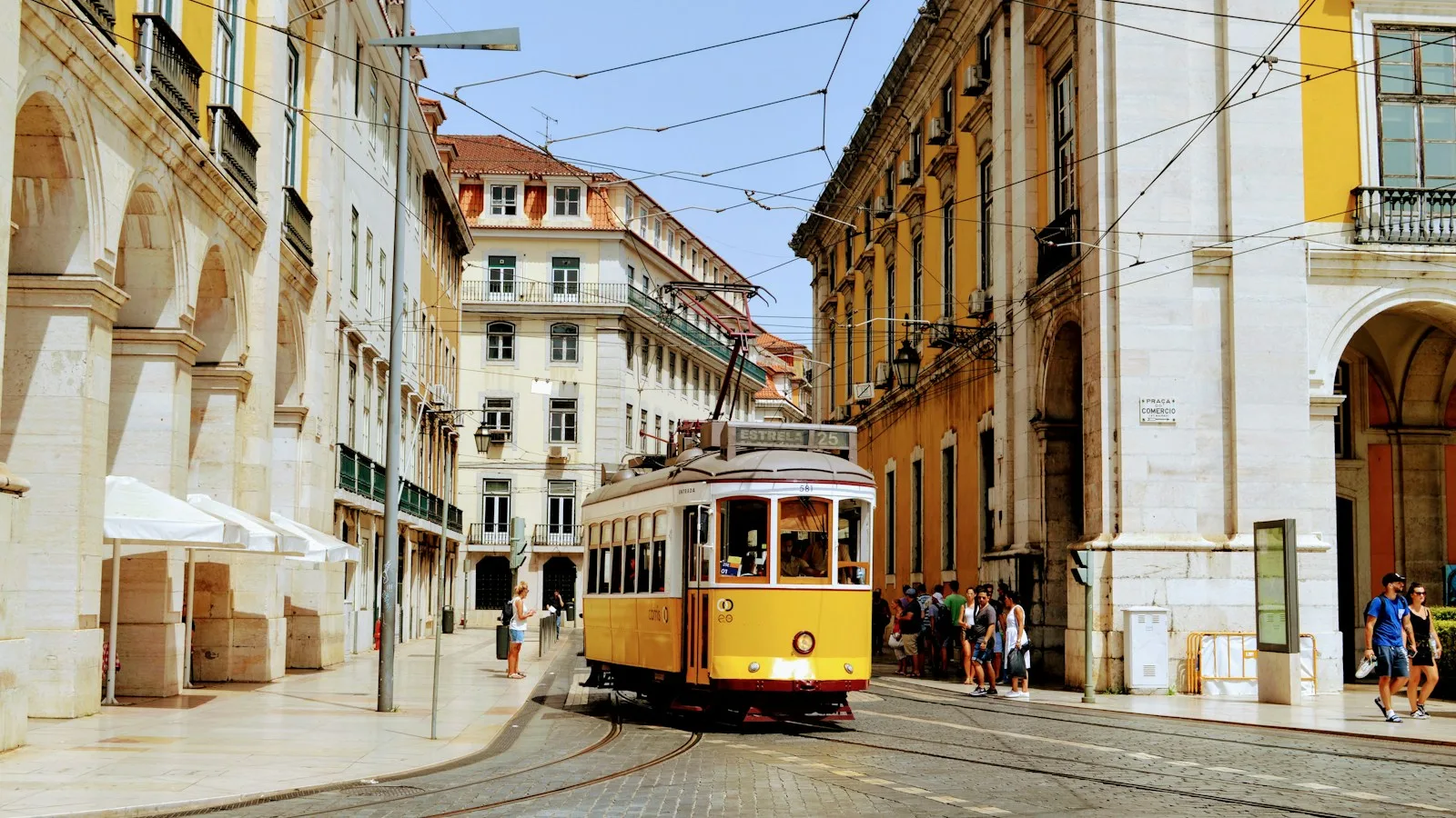 Tramway jaune dans une rue pavée de Lisbonne