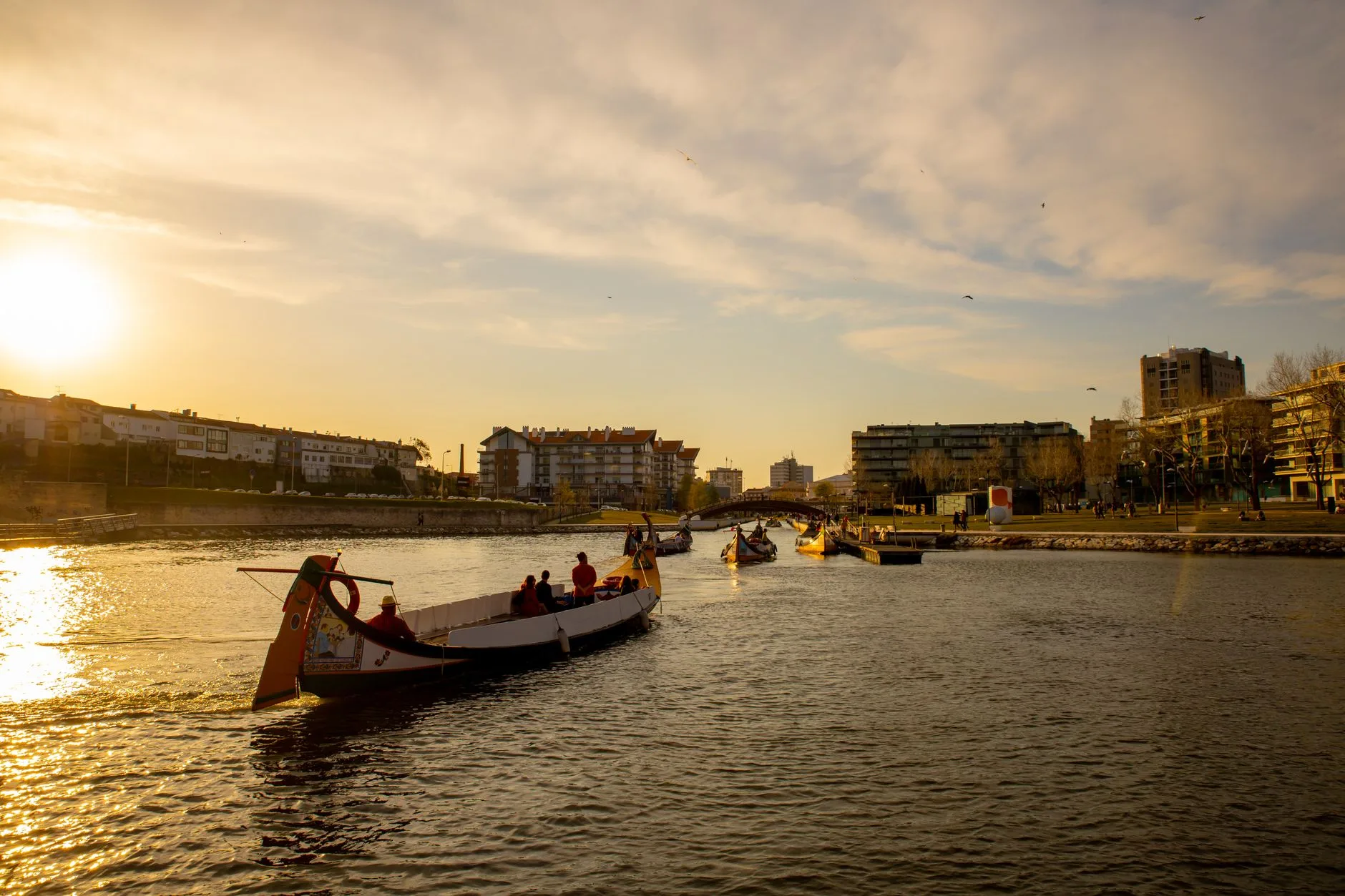 Bateaux moliceiros colorés sur un canal d'Aveiro
