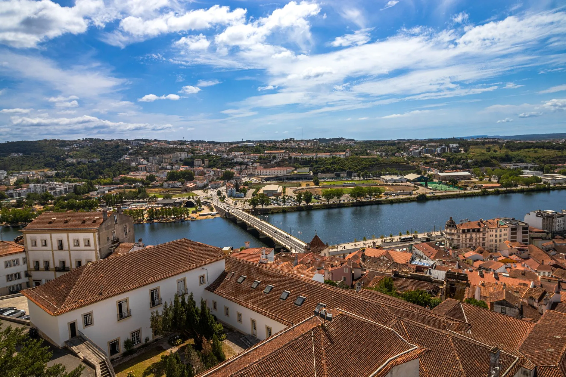 Vue sur les toits de la vieille ville de Coimbra et le fleuve Mondego