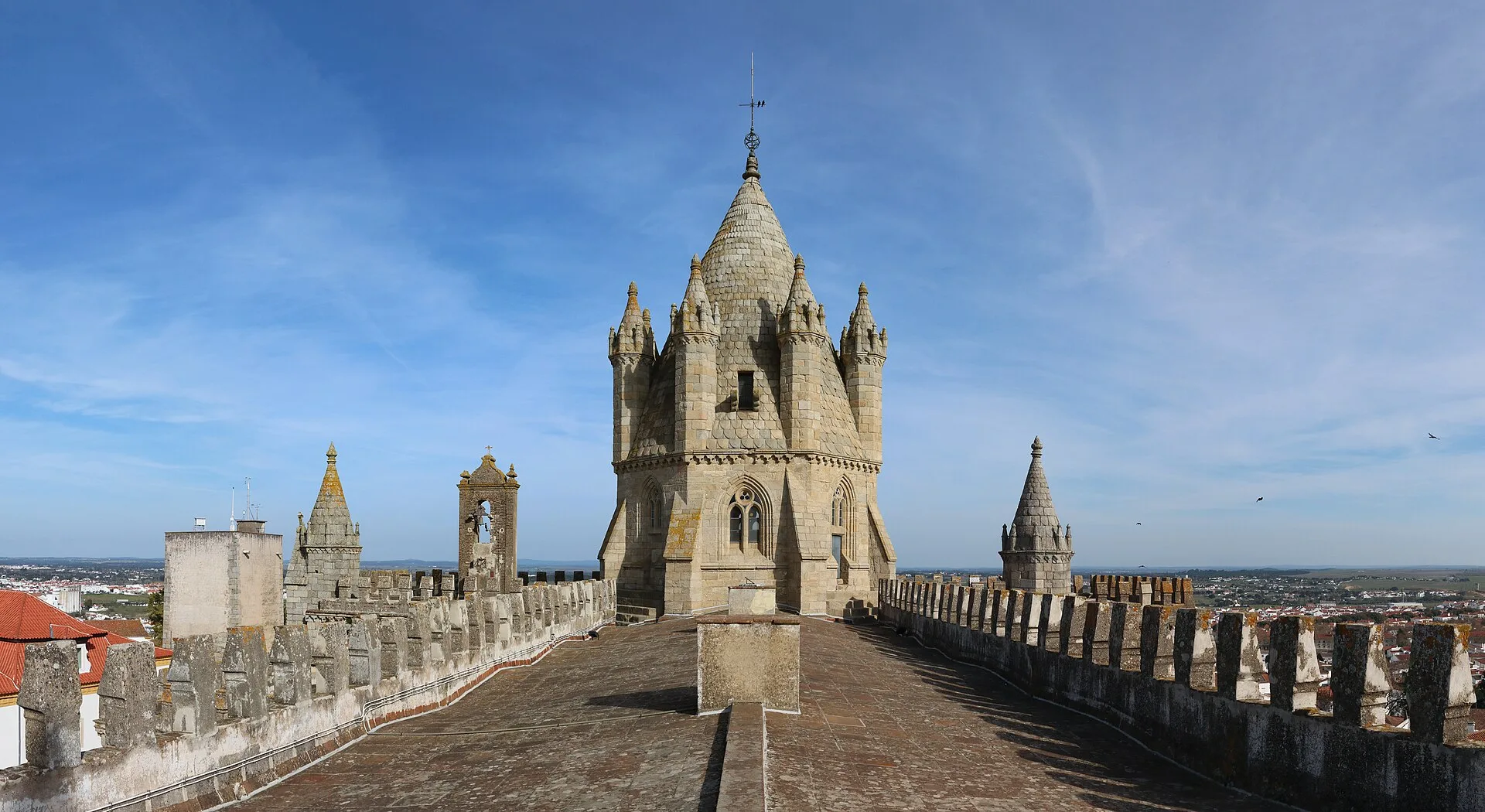 La tour-lanterne de la cathédrale d'Évora vue depuis les toits, avec la plaine de l'Alentejo