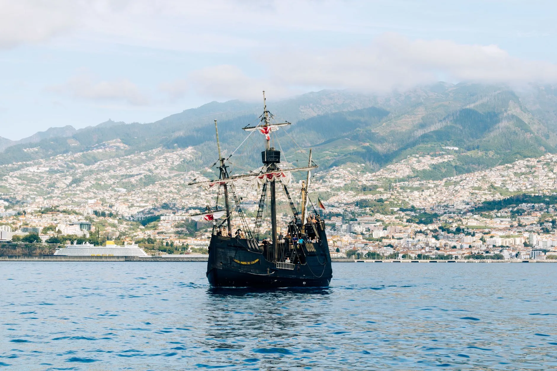 La baie de Funchal et ses toits vus depuis les hauteurs, avec l'océan Atlantique